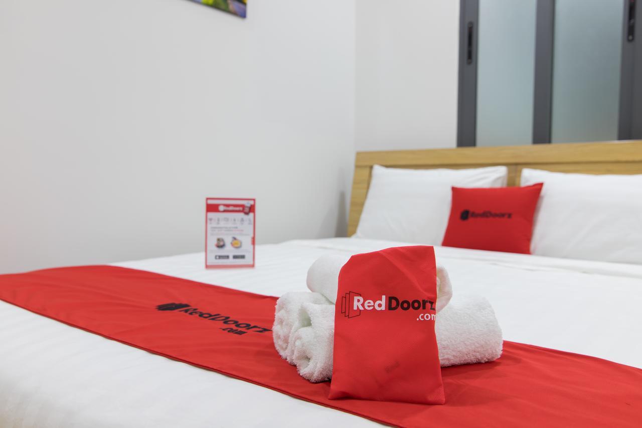 Отель Reddoorz Premium Near E-Town Хошимин Экстерьер фото