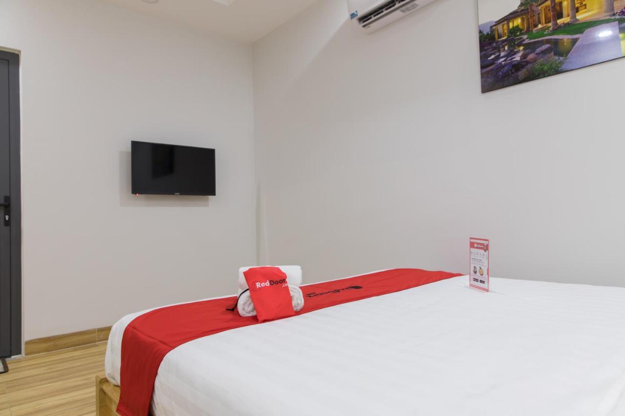 Отель Reddoorz Premium Near E-Town Хошимин Экстерьер фото
