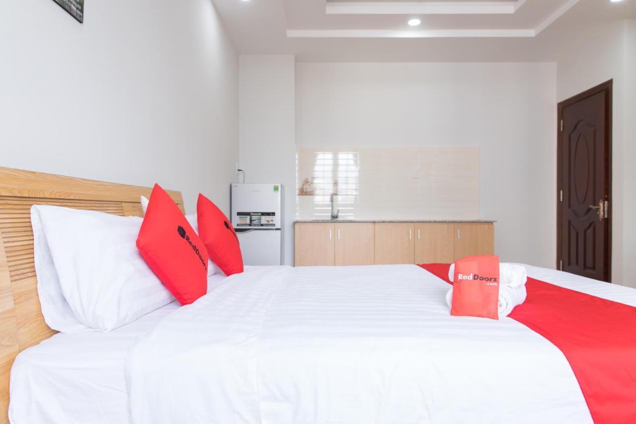 Отель Reddoorz Premium Near E-Town Хошимин Экстерьер фото