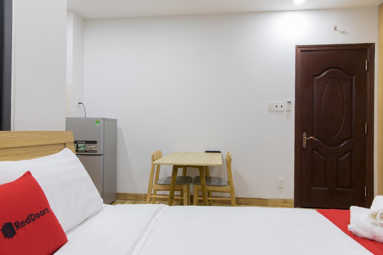 Отель Reddoorz Premium Near E-Town Хошимин Экстерьер фото