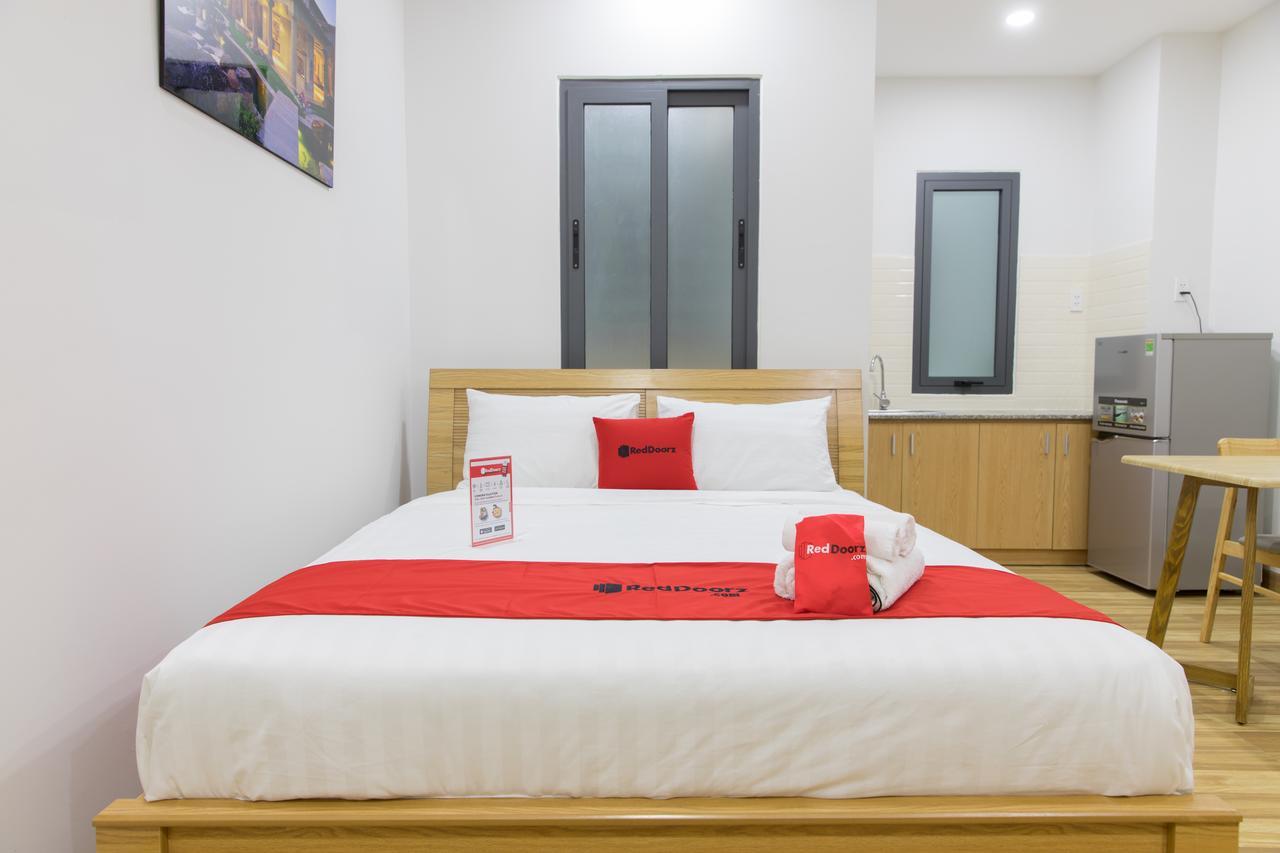 Отель Reddoorz Premium Near E-Town Хошимин Экстерьер фото