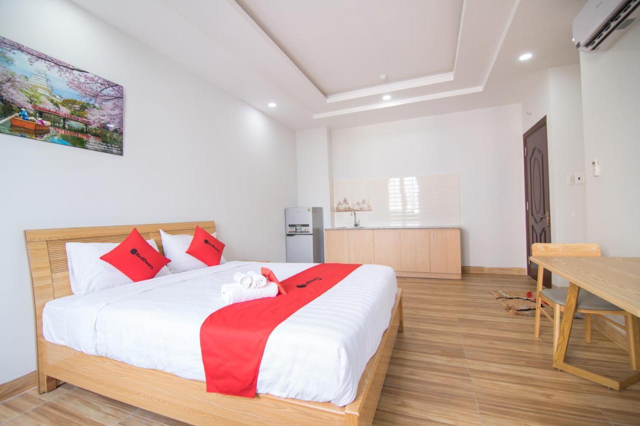 Отель Reddoorz Premium Near E-Town Хошимин Экстерьер фото
