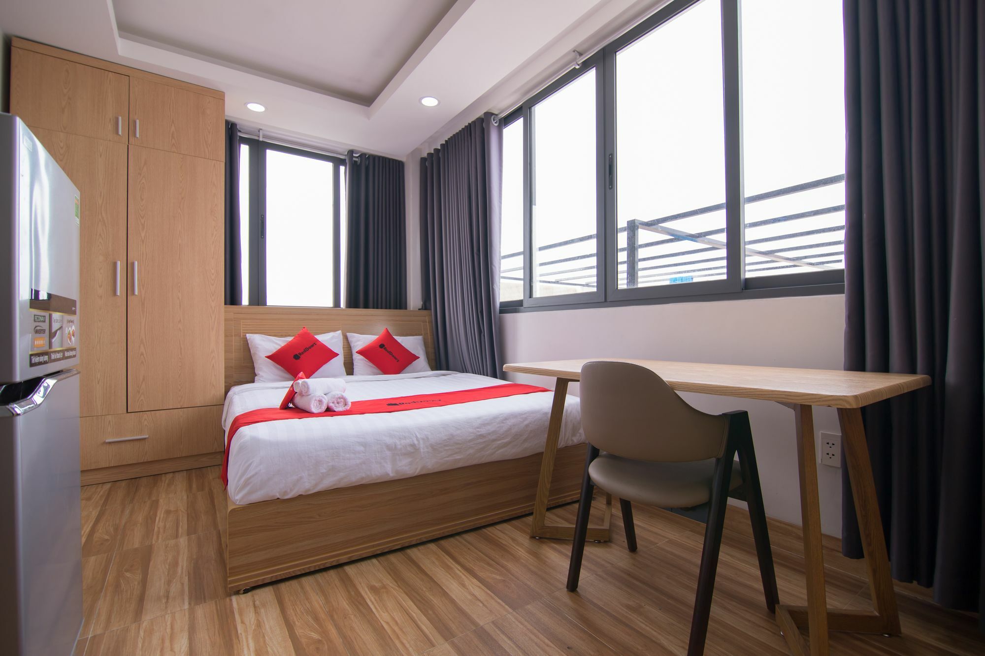 Отель Reddoorz Premium Near E-Town Хошимин Экстерьер фото